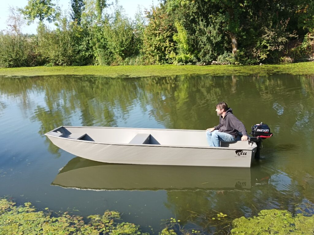 Barque de pêche aluminium légère - Barque soudée à fond plat